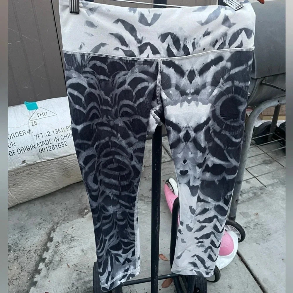 Lululemon wunder‎ under crop pretty plume angel wing black leggings size 6 - Picture 2 of 4